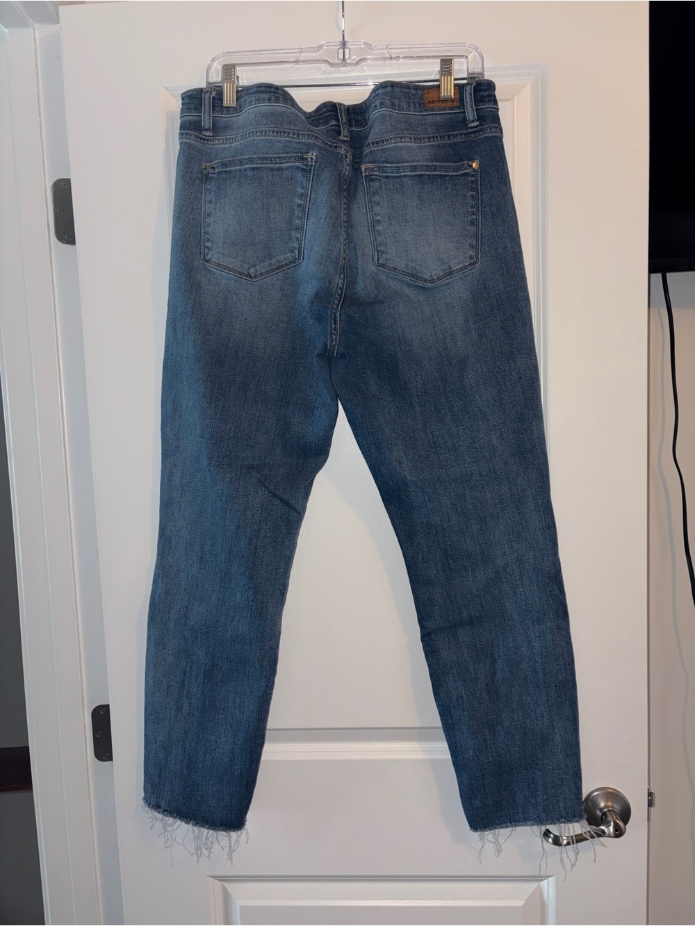 Judy Blue | Medium Wash Ankle Distressed Cropped Jeans - Picture 4 of 4